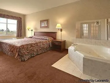 Days Inn By Wyndham Ottawa Airport Hotel