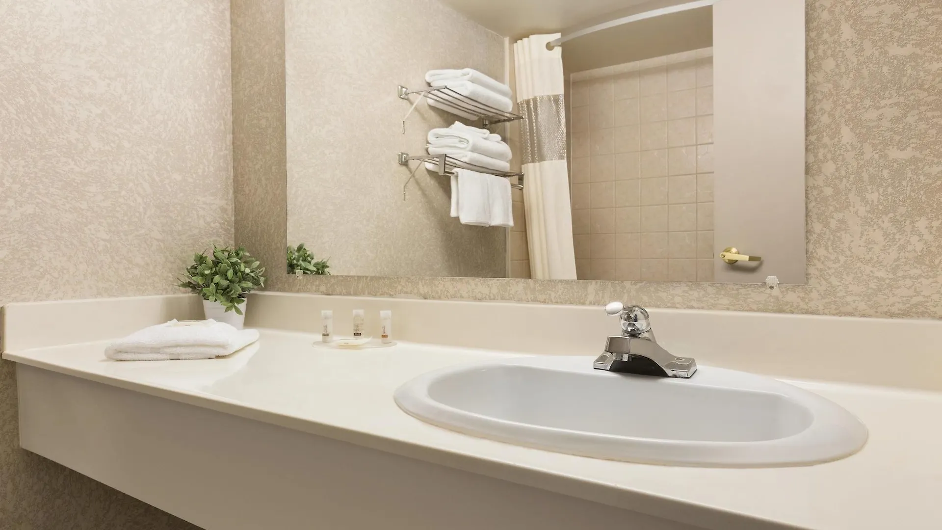 *** Hotel Days Inn By Wyndham Ottawa Airport Canadá